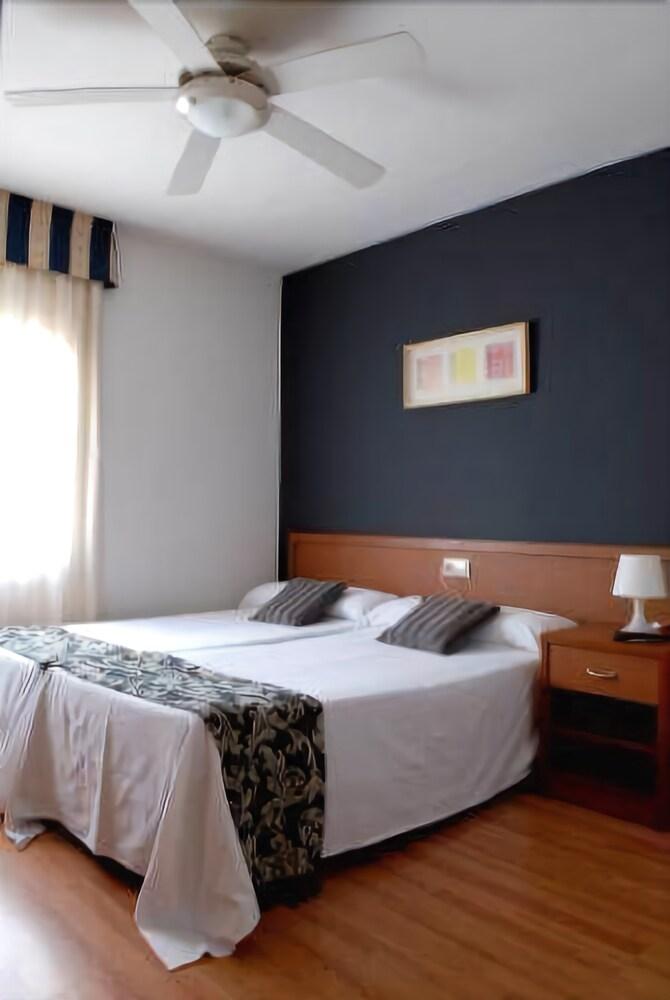 Gatell Hotel ヴィラノヴァ・イ・ラ・ジェルトル エクステリア 写真